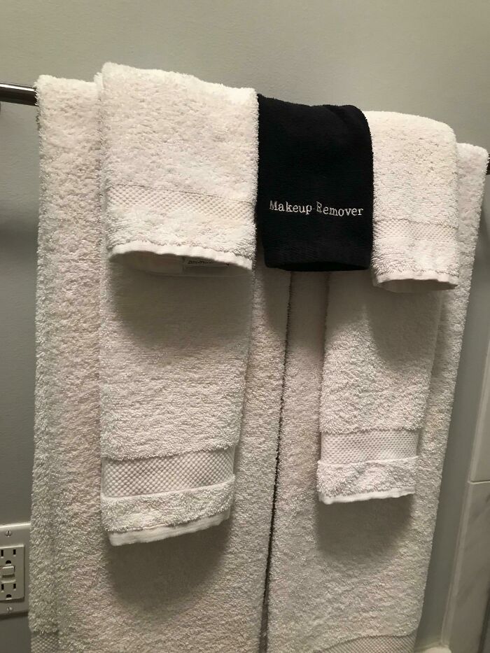 Toalla negra para limpiarse el maquillaje en el hotel y no manchar las blancas