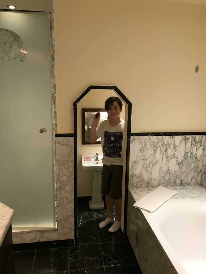 Hotel Europa Park en Alemania, dentro del cuarto de baño, hay otro cuarto de baño pequeñito para niños
