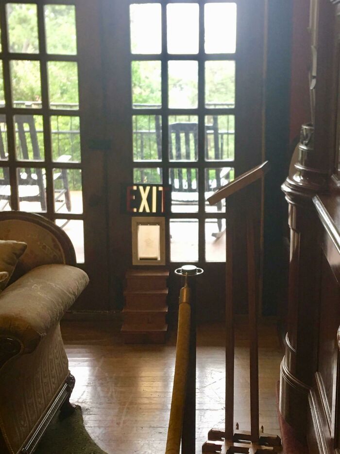 El gerente honorario del hotel Crescent en Eureka Springs es un gato, y esta es su puerta