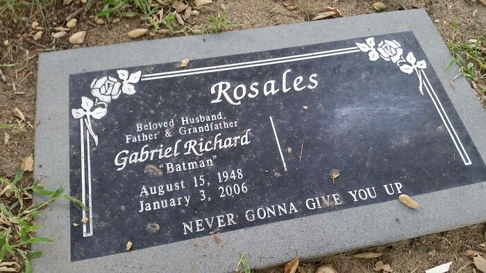 En el cementerio también te rickrollean