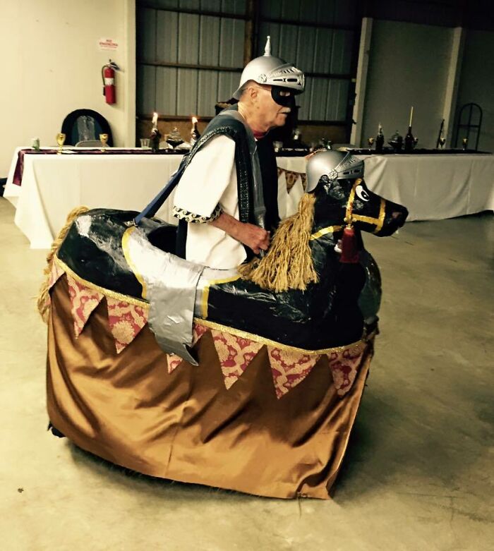 Mi amigo tuvo una boda de estética medieval y su abuelo se presentó así