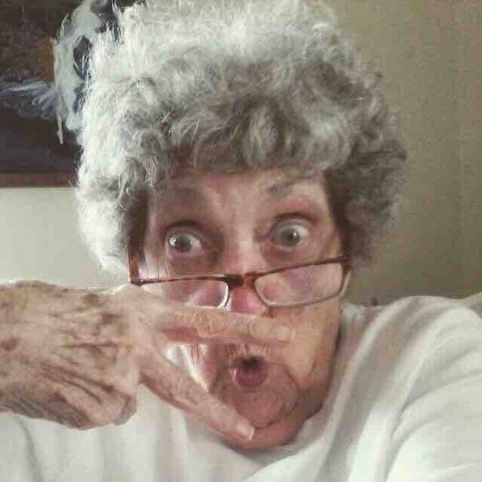 La abuela de mi amigo se ha hecho hoy una cuenta de FB a sus 83 años. Esta es su foto de perfil