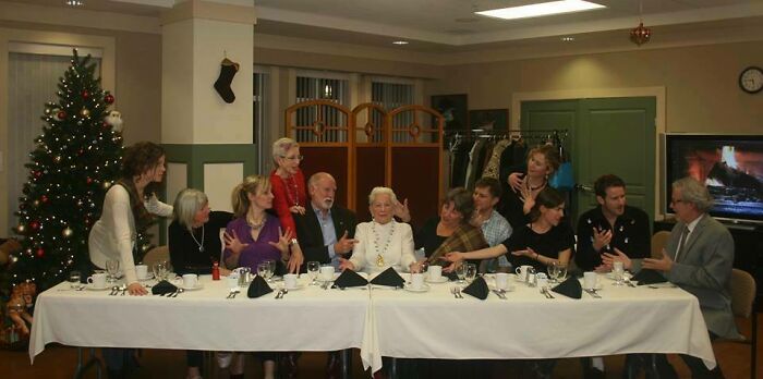 Mi abuela cree que este podría ser su último año, así que nos hicimos esta foto en la cena navideña. Y no somos religiosos