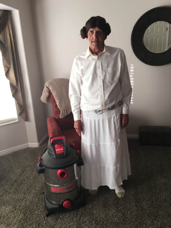 Mi abuelo disfrazado de princesa Leia con su R2D2