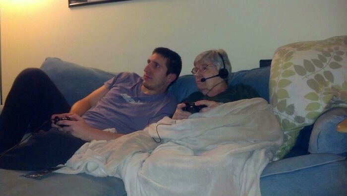 Abuela y nieto jugando videojuegos