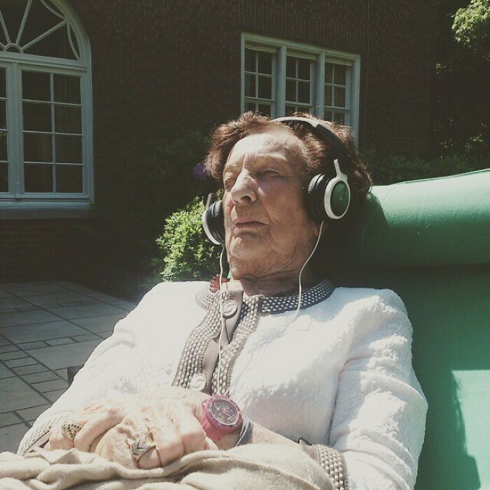 Hoy mi abuela ha fumado marihuana (legalmente) por 1ª vez. Lleva hora y media escuchando una versión dubstep de un tema de Frank Sinatra