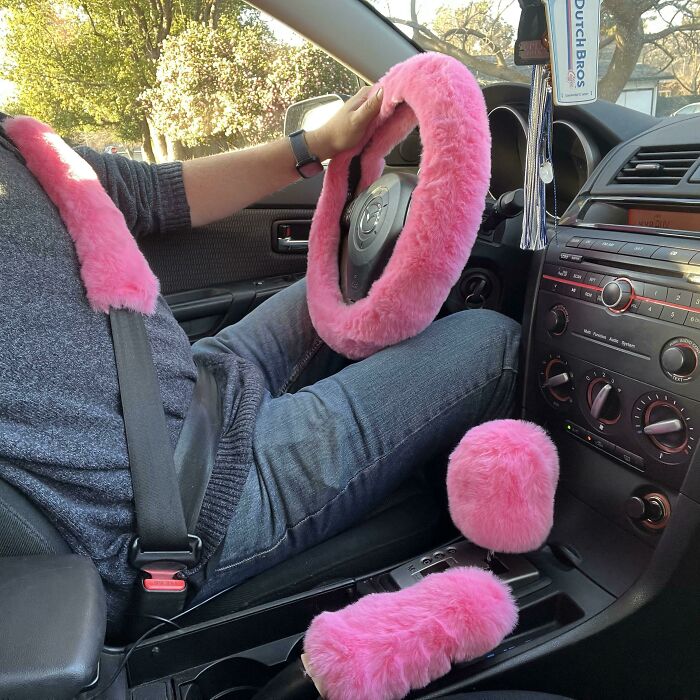 Tuve que tomar prestado el coche de mi hija hoy. Soy oficial jefe en la marina, voy a cumplir 50 años