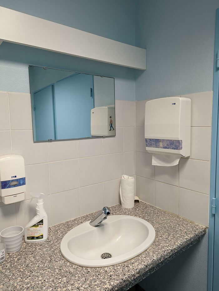 Encontré a Waldo en el reflejo del espejo de este cuarto de baño
