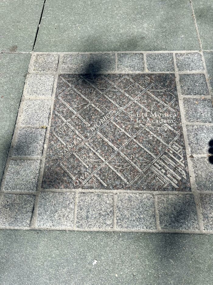 Mapa de Santa Mónica en las baldosas de sus calles