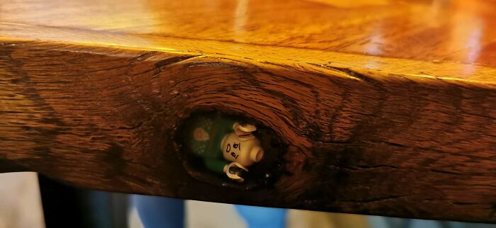 Muñeco de Lego atrapado en la mesa de un restaurante