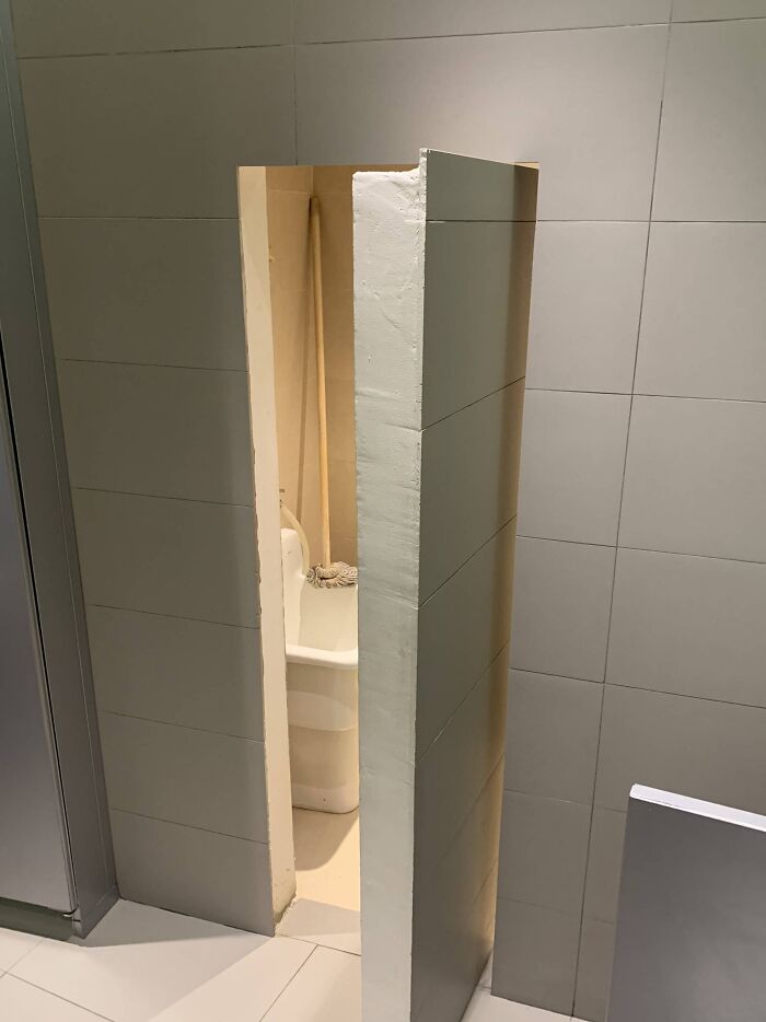 La zona del limpiador en este cuarto de baño está oculta tras una pared