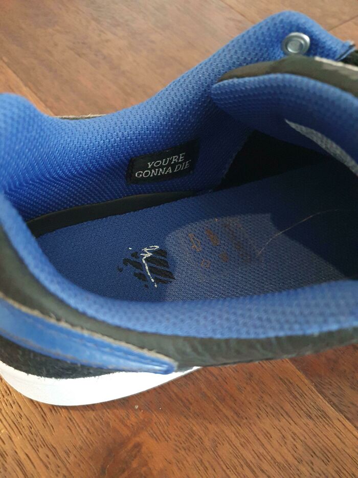 Dentro de mi zapatilla pone "vas a morir"