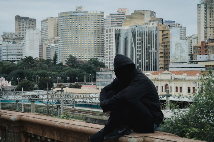 "¿Qué le pasó al tipo solitario de tu escuela?": 20 respuestas