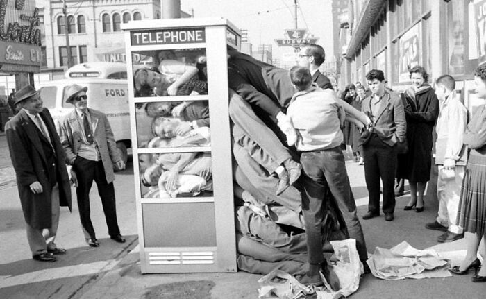 En los años 50 hubo una tendencia llamada "booth stuffing" en la que adolescentes intentaban meterse cuantos más posible en una cabina telefónica