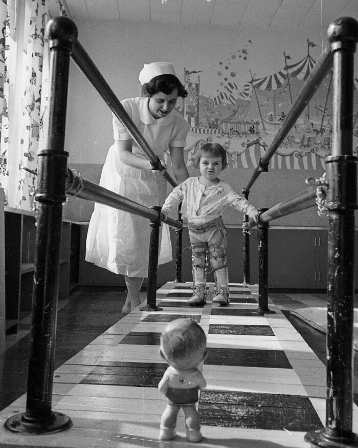Rehabilitación en un hospital para pacientes con poliomielitis. 1953