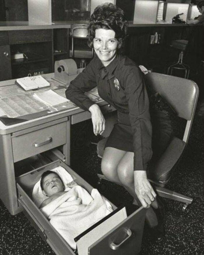 Policía cuidando de un bebé abandonado. 1971