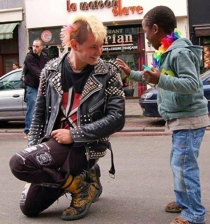 Un punki mostrando su chaqueta a un niño curioso. 2012
