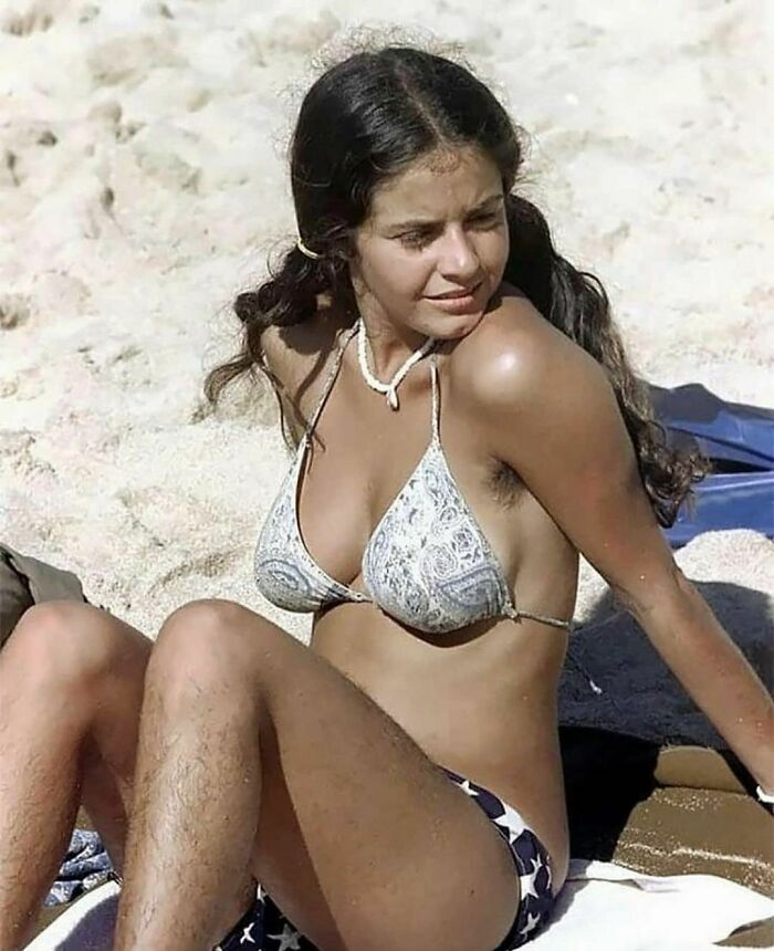 Chica en una playa de Oahu, Hawaii, 1973. Foto de Nick Dewolf