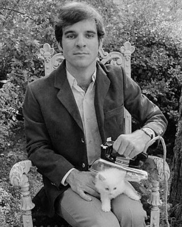 Steve Martin de joven planchando un gato