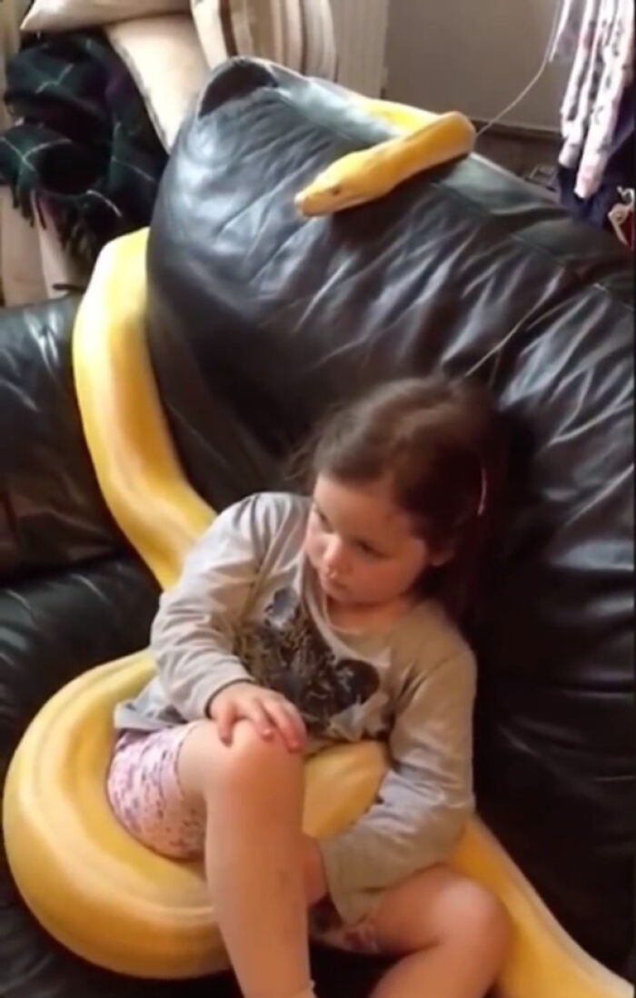 Niña viendo la tele con su serpiente