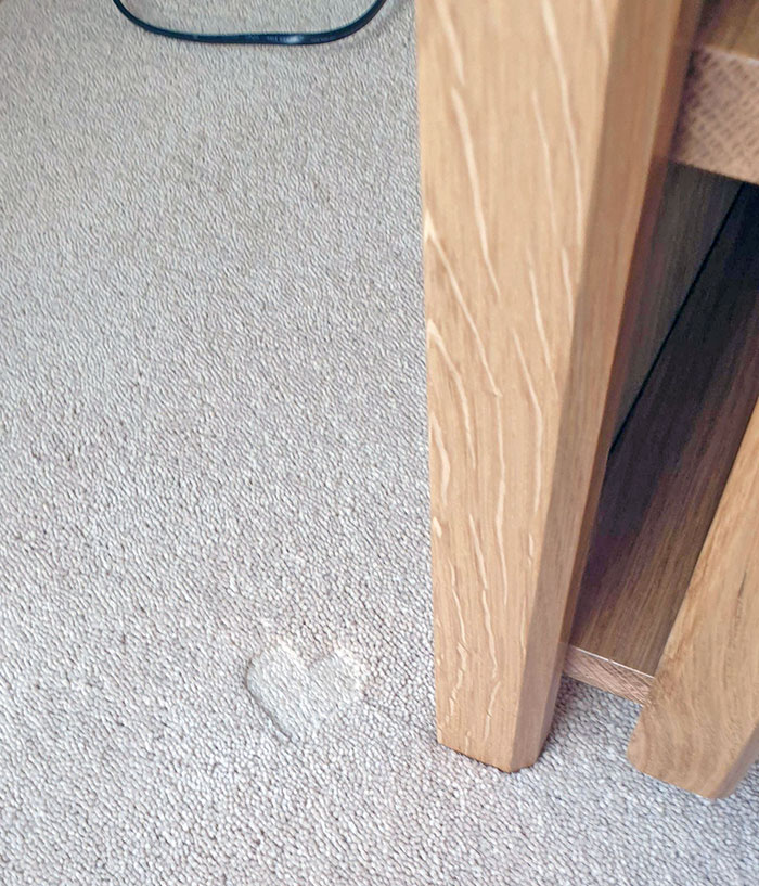 Esta mesa deja huellas de corazón en tu alfombra