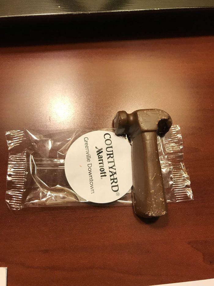 Están de obras en el hotel, y nos han puesto un martillo de chocolate en la almohada