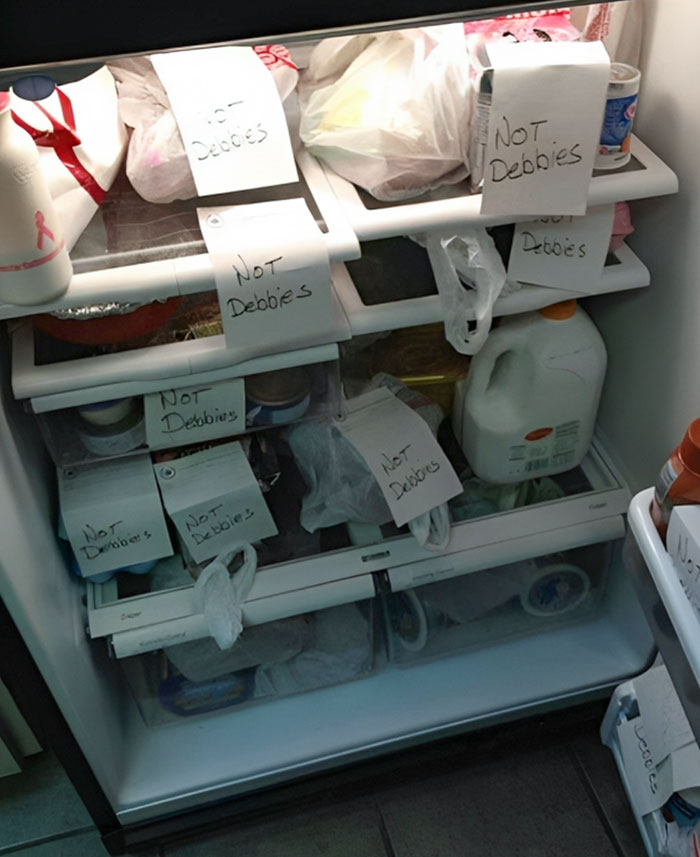 Debbie tiene que dejar de robar la comida de los demás