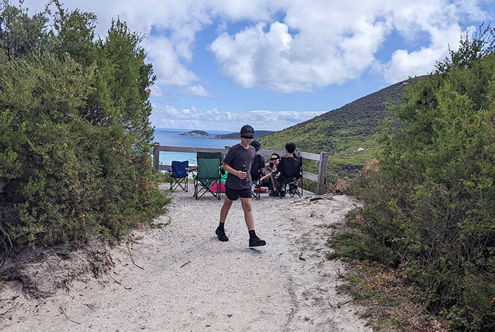 Esta familia ha ocupado toda una plataforma panorámica, así que nadie puede ir a hacer fotos