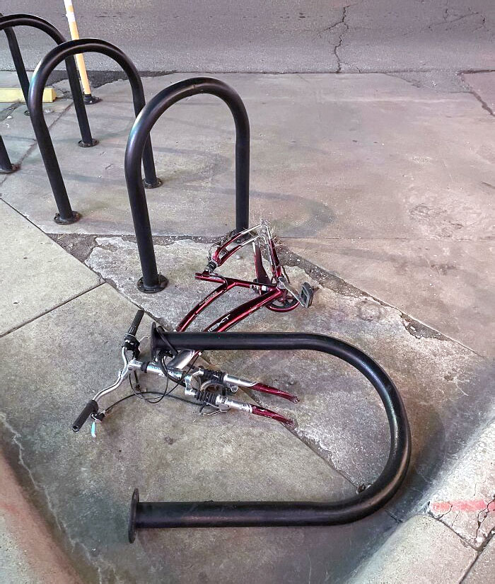 Alguien desatornilló el aparcabicis para robar la mía. Pero el seguro no salía, así que me robaron las ruedas