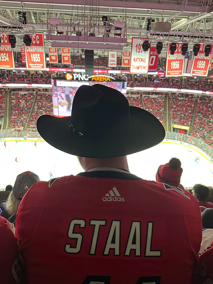 Este tipo se negó a quitarse el sombrero a pesar de que se lo pedí porque me bloquea la vista
