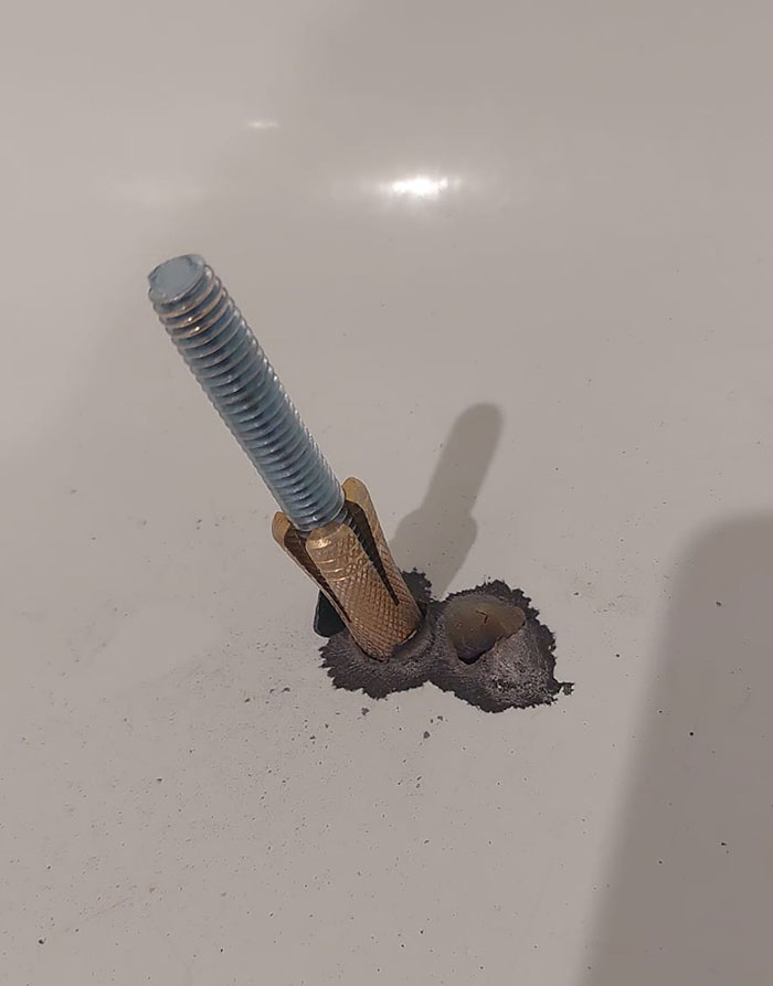 Un manitas acaba de taladrar el techo y a través de mi bañera
