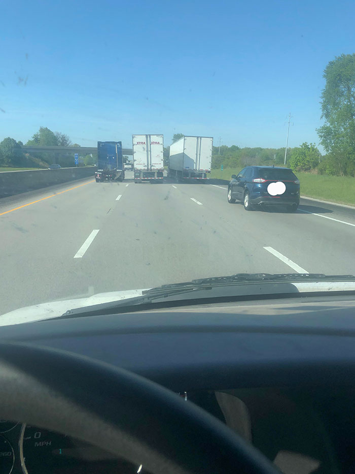 Estos 3 yendo a la misma velocidad