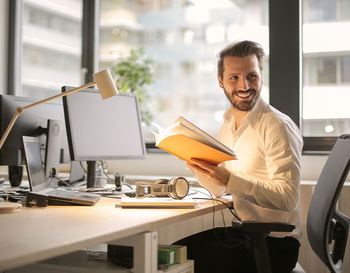 20 Empleados cuentan lo más atrevido que hacen secretamente en su trabajo