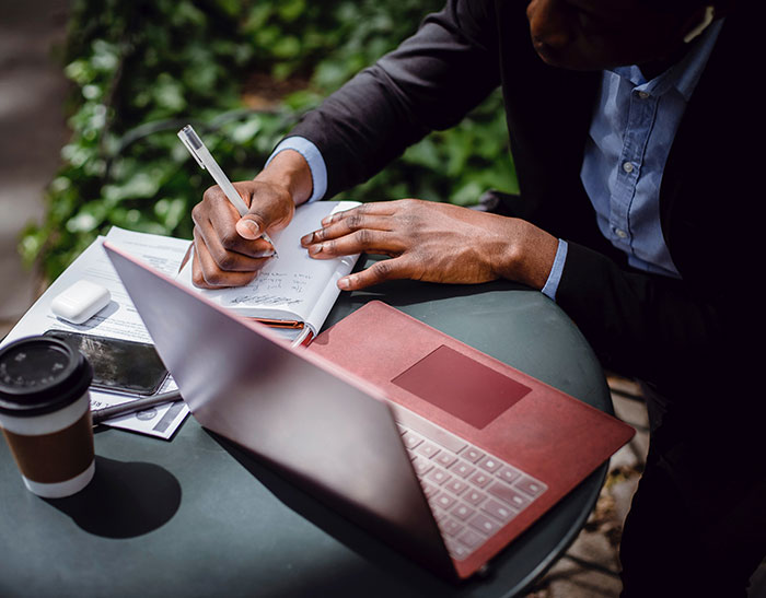 20 Empleados cuentan lo más atrevido que hacen secretamente en su trabajo