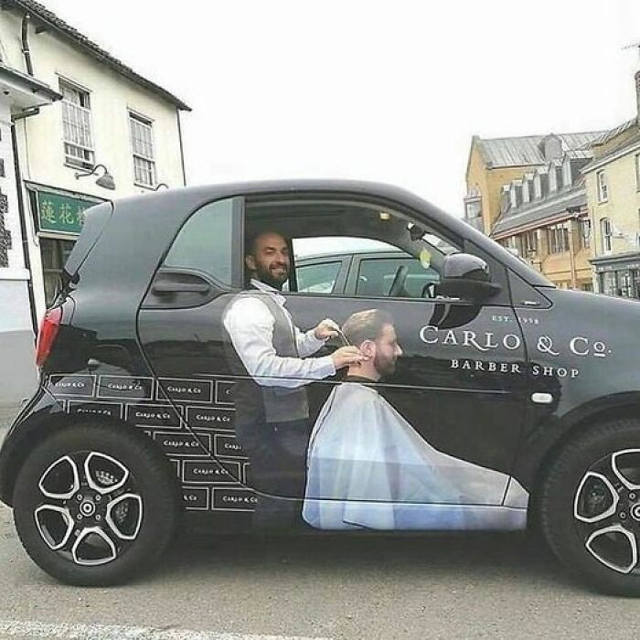 Anuncio de barbería en el vehículo del negocio