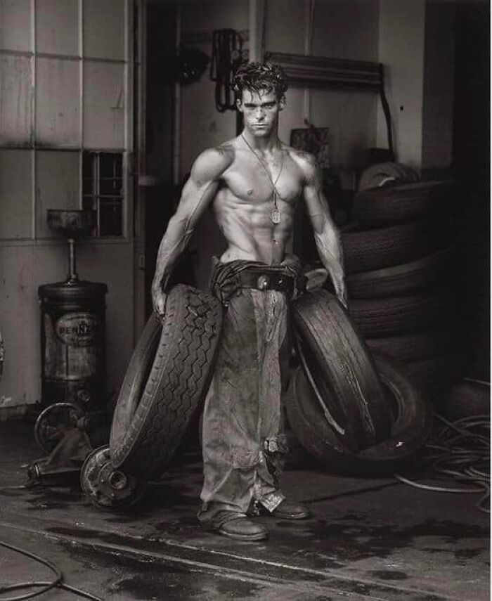 Fred con neumáticos, de la colección Body Shop, 1984 por Herb Ritts