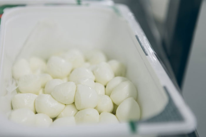 16 Personas que eran las únicas consumiendo ciertos productos