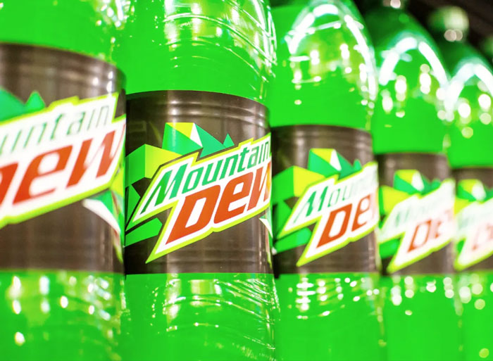 16 Personas que eran las únicas consumiendo ciertos productos