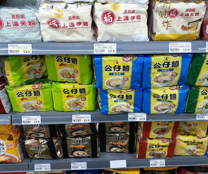 16 Personas que eran las únicas consumiendo ciertos productos