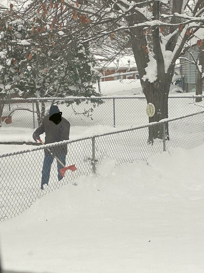 Mi vecino limpiando la nieve de su patio echándola al mio