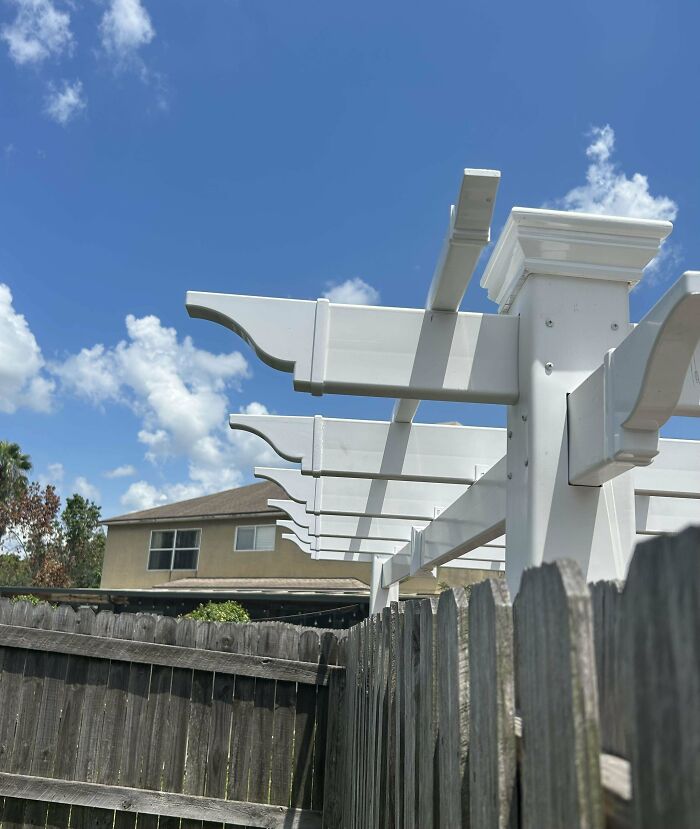 El vecino ha construido una pérgola que se mete en mi patio