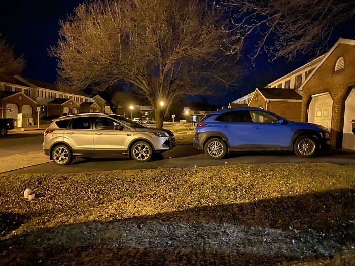 Un vecino aparca su coche detrás del mío en mi propia entrada, con lo que no puedo salir sin hacer un montón de maniobras. Le mando mensajes para que lo quite y no responde nunca