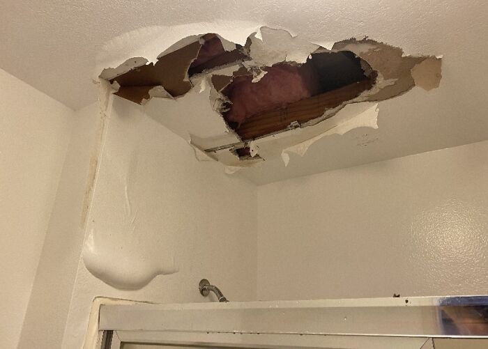 Hoy descubrí que al vecino de arriba se le inundó el cuarto de baño y lo dejó así una semana. ¿Cómo lo descubrí? Así
