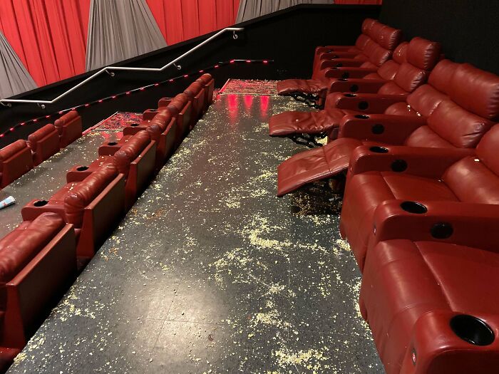 Un grupo de adolescentes ha dejado así el cine