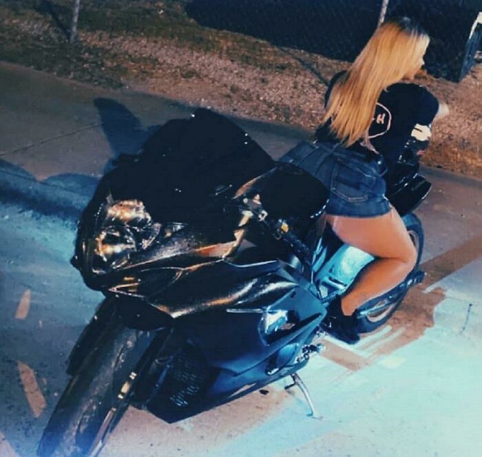 Esta influencer de Twitch sentada en mi moto sin permiso, me gritó por interrumpirla cuando le pedí amablemente que se bajara. Luego me intentó humillar en su directo, metiendo su cámara en mi cara