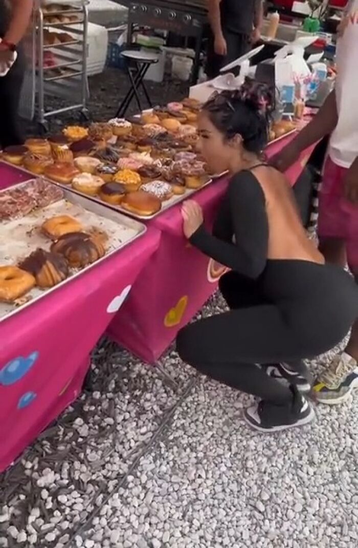 ¿Quién va por ahí lamiendo pasteles de crema???