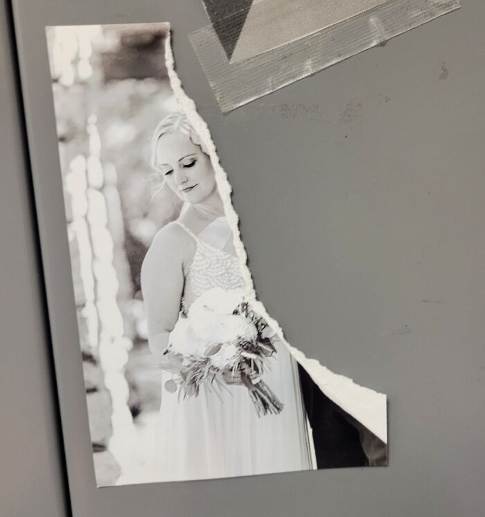 Alguien en el trabajo ha abierto mi taquilla y ha rasgado a mi marido de la foto de nuestra boda. No ha podido ser accidental