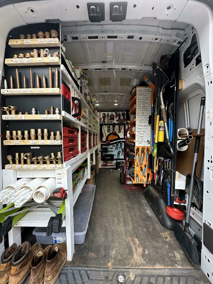 Soy fontanero y esta es mi furgoneta de trabajo. La más organizada del mundo