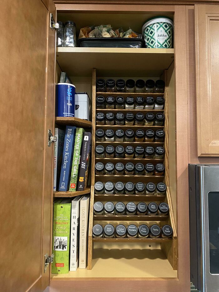Alacena para especias con espacio extra para libros de cocina