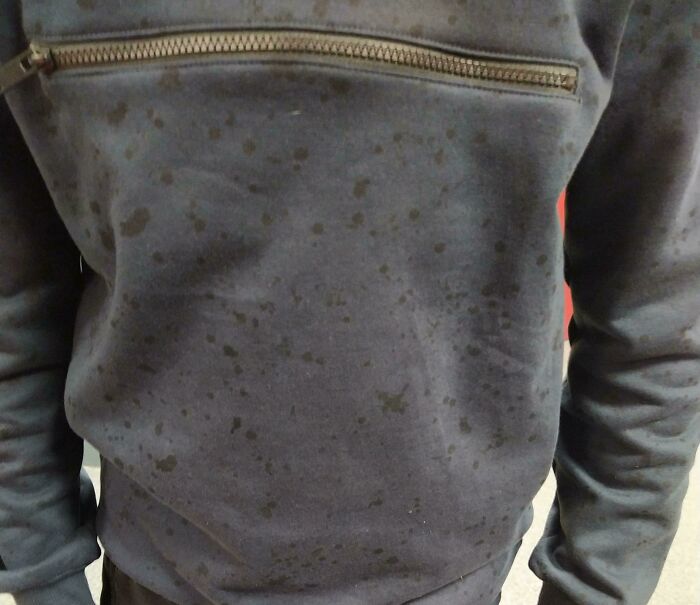 Todos me preguntan de qué se ha salpicado la sudadera, y es que es así